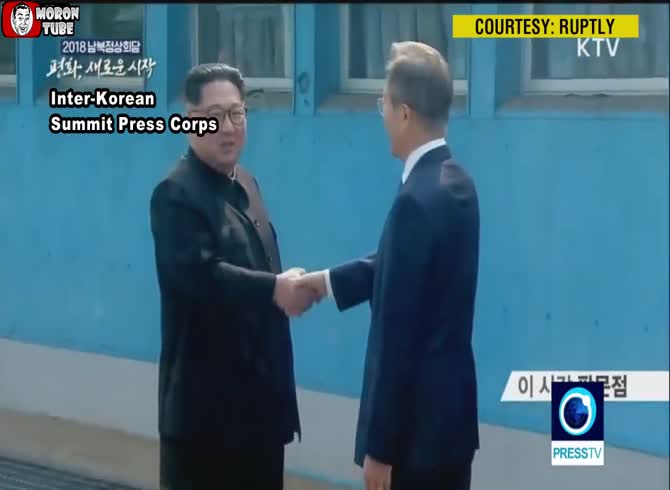 Video :A historic handshake between the two Koreas' leaders